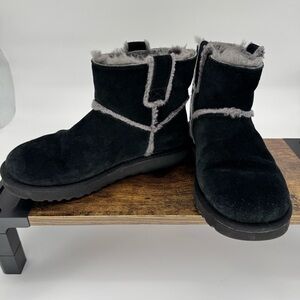 UGG Classic Cuff Mini Boots – Black/Grey – Size 8 (Style 1100211)